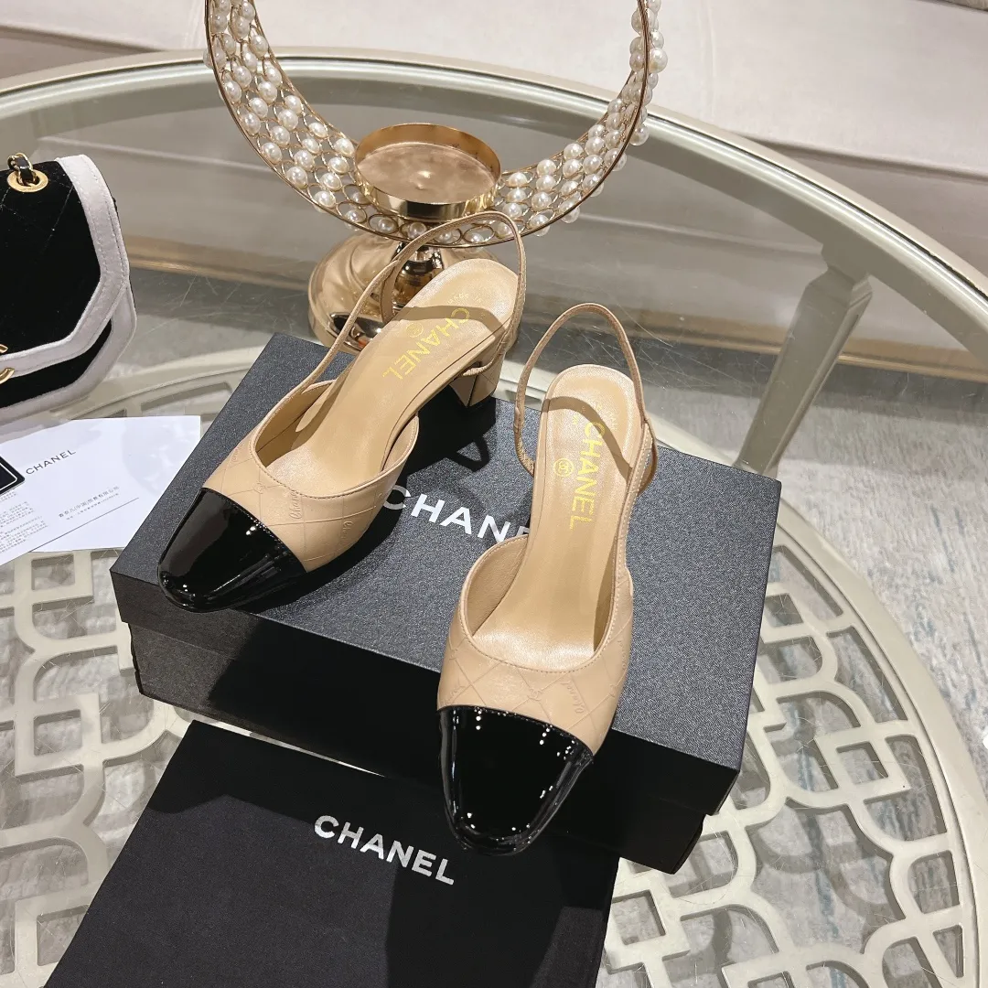 👟👟Ex-factory price 540👟👟 CHANEL Xiangjia 24vs spring and summer new fashion sandals series... Chanel is a very comprehensive noble fashion lifestyle brand. The same models are sold by major fashion bloggers and celebrities in Hong Kong, the United States, and other countries. They are simply beautiful. I fall in love with elegance and the playful sense of the future. I want to own them right away just by looking at them. But you can really think about a pair of exquisite high heels. This series is specially designed for extraordinary and indifferent ladies to create a unique overall effect. CHANEL designs products that inspire women to move forward and highlight their charm... 1️⃣Material: Original customized patent leather + imported sheepskin 2️⃣Inner lining: Original customized imported sheepskin 3️⃣Feet: Original customized imported sheepskin 4️⃣Outsole: Genuine leather sole imported from Italy 5️⃣Heel height: 2.5cm/6.5cm/9cm 6️⃣Number: 34-43 (34.40.41.42.43 customization is not returnable) 7️⃣Packaging: The latest and exquisite full set of packaging at the counter